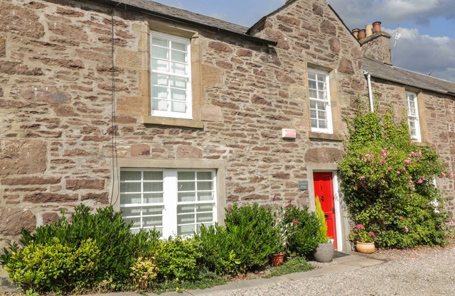 GREYSTONES COTTAGE, family friendly, with a garden in Crieff