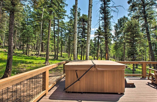 Grinning Bear Lodge w/Spacious Deck and Hot Tub