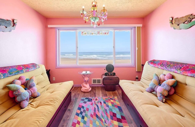 Groovy Oceanfront Suite - Top Floor - Pool and Sauna - Sleeps 4!