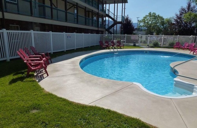 Ground floor Luxury Condo on Skaha Lake with POOL (Penticton)