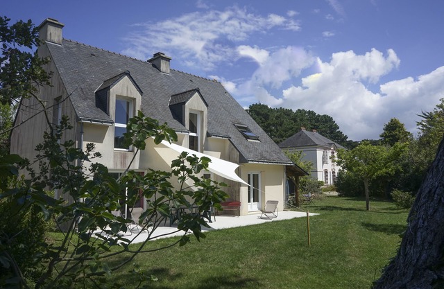 Ground floor, quiet garden, next to sea, Rhuys peninsula. Near Gulf of Morbihan