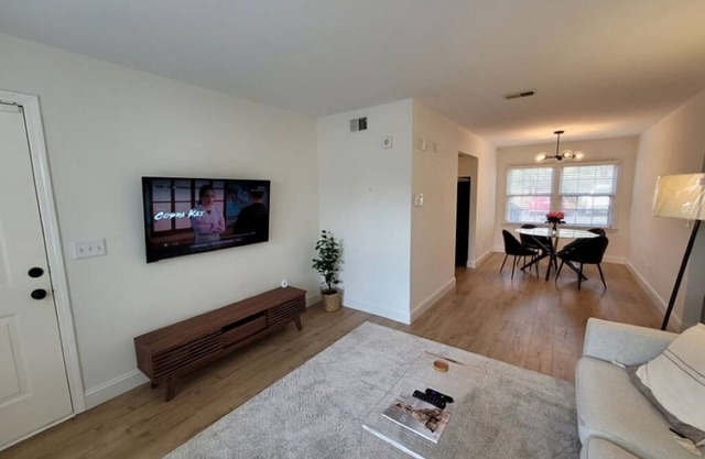 Ground floor 2 bed, 1 bath near Fort Jackson, hospitals, USC, and downtown