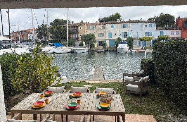 Ground floor apartment, prime location in Port Grimaud Spacious garden and mooring.