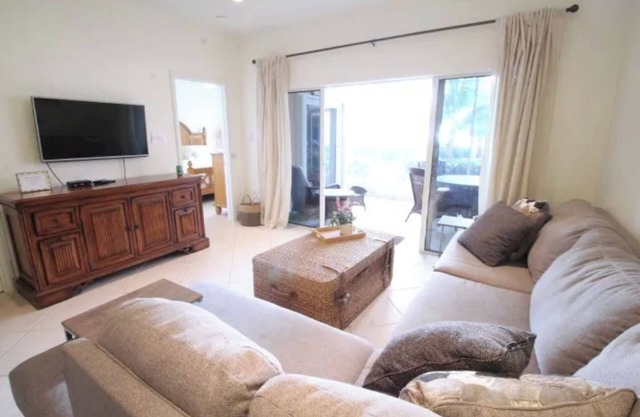 Ground floor condo w/screened porch - steps from the ocean