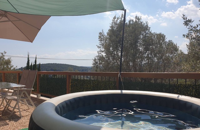 Ground floor of villa with dominant view on callas. Free inflatable spa
