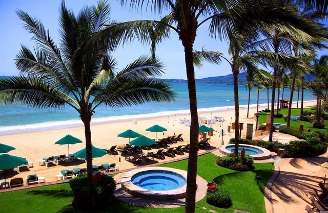 Ground floor-Rare 3 BR! Ocean view, steps from beach and pool!