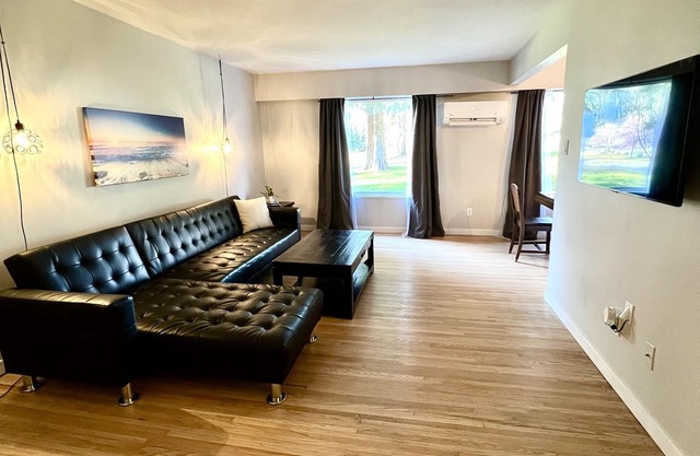 Ground Level 2 Bed 1 Bath Apartment with AC- Peak a boo Ocean views