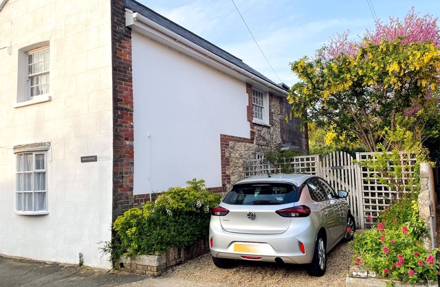 Grove Cottage - a cottage that sleeps 4 guests in 2 bedrooms