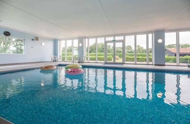 Grove Farm Bungalow with Swimming Pool, Dallinghoo