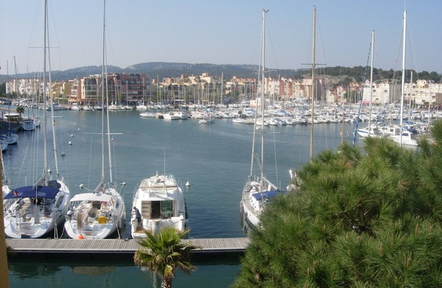 Gruissan (Aude). Quiet apartment with marina view and parking space