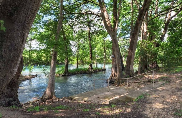 Guadalupe River Paradise! 2 Pools! 4 Hot Tubs!