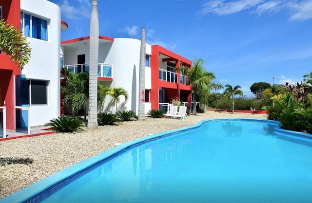 Guest-Friendly 2-Bedroom Condo in Town Center Close to the Beach