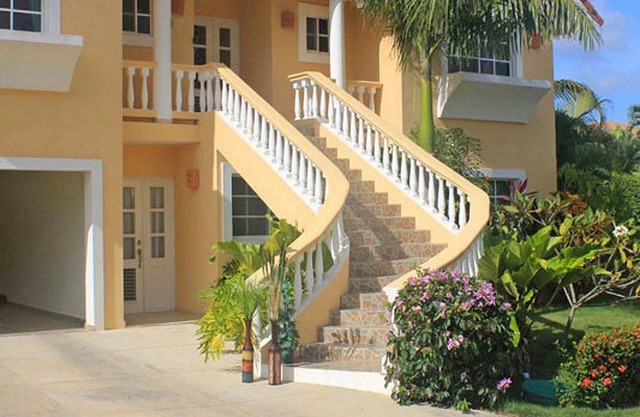 Guest-friendly villa with tennis/basket/soccer courts, private pool, near all