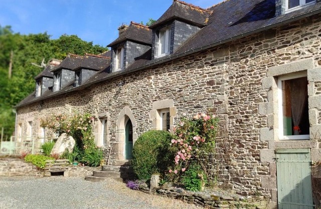 Guest House '2 Chambres Chez Alex Et Michel' with Shared Terrace, Shared Garden and Wi-Fi