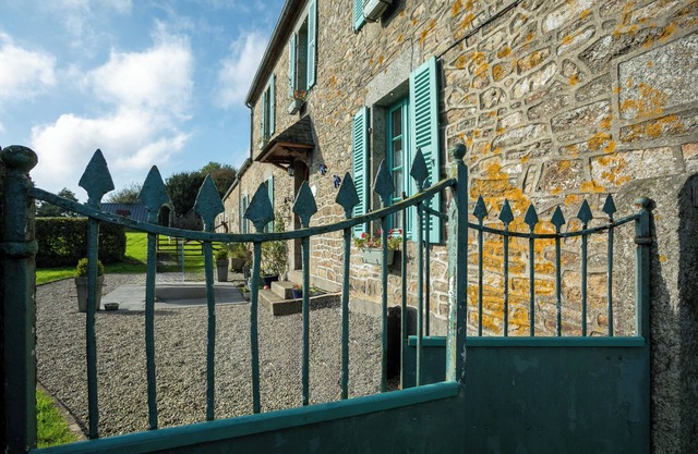 Guest House 'Chambre Jaune' with Private Terrace, Private Garden and Wi-Fi