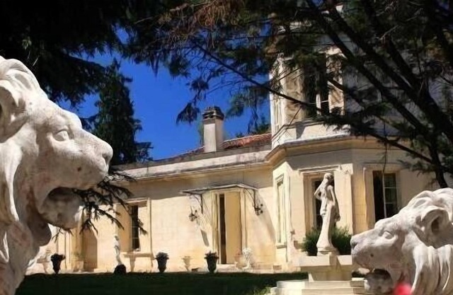 Guest House in 13th century castle near Bordeaux