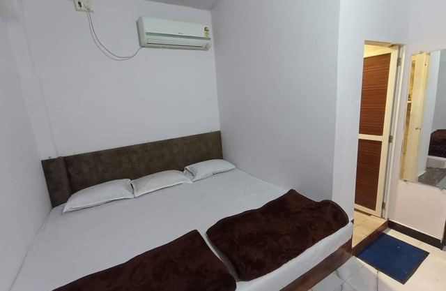 Guest house is available near mahakal lokn