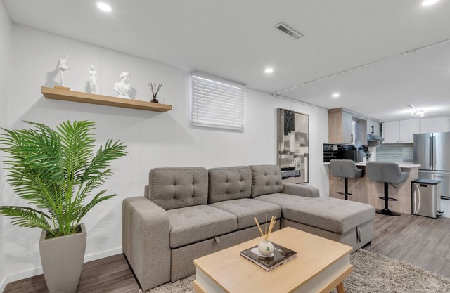 Guest Luxury Suite: Steps to Calgary DT, River & Hospital