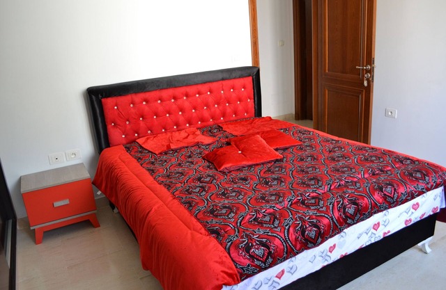 guest room 2 persons black/red