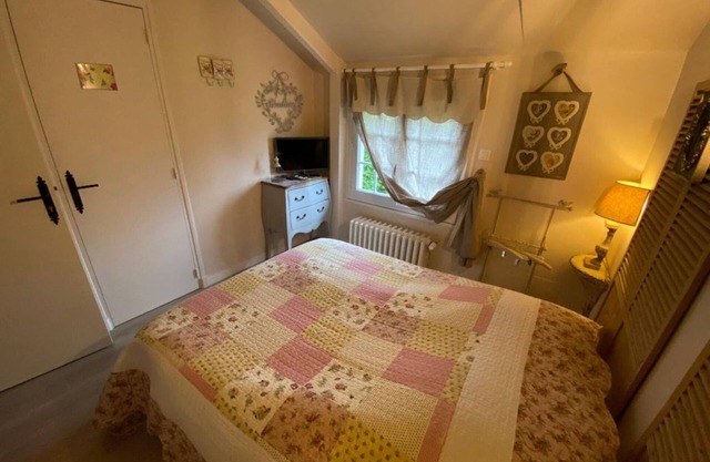 Guest Room 'Chic Et Charme' with Pool, Breakfast, Shared Garden and Wi-Fi