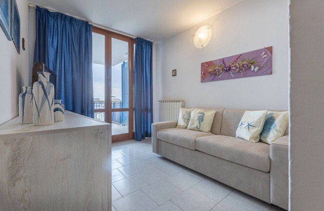 GuestHost - Comfortable Apartment with Sea View