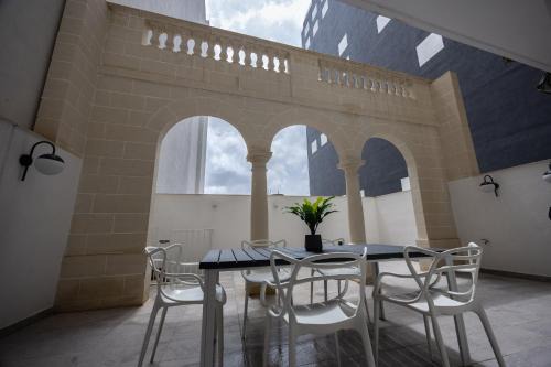GuestHost - Sliema Breeze & Patio Comfort