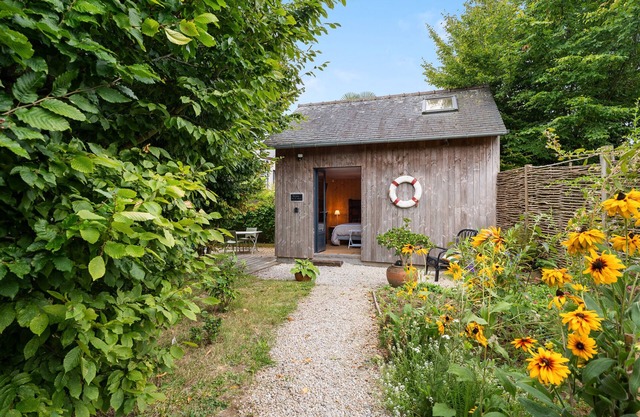 Guesthouse 'La Cabane dans les charmes' with private terrace, shared garden and Wi-Fi