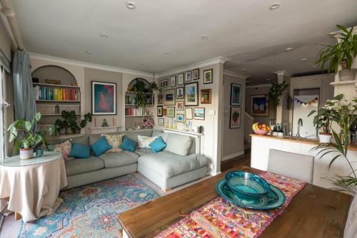 GuestReady - Leafy Terrace Retreat by the River