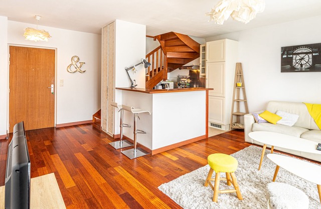 GuestReady - Yellow Ledbetter near the Seine