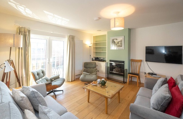 Gun Lodge - sleeps 6 guests in 3 bedrooms