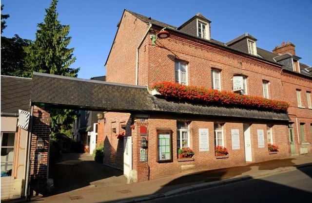 Hôtel Restaurant La Paix La Robe et le Palais