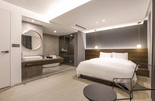 H hotel