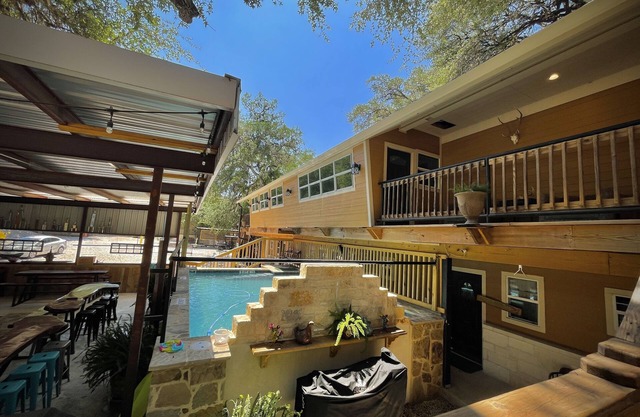 Haggville Hacienda - Private Riverfront @Vacation Frio River - Pool