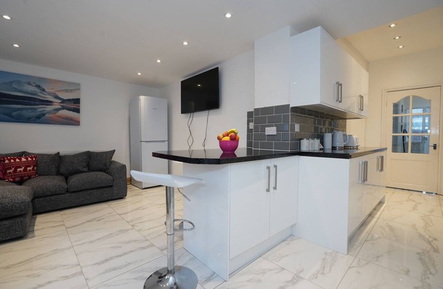 HAGLEY ROAD WEST. 5 BEDROOMS HOUSE with 7 beds SLEEPS 7-10