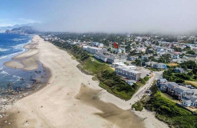 Half-a-Block to Beach, Media/Game Rooms, Hot Tub-Salt and the Sea