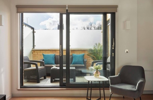 Hammersmith Mews 2 Bedroom | Spacious Apartment w/Dining, Near River Thames