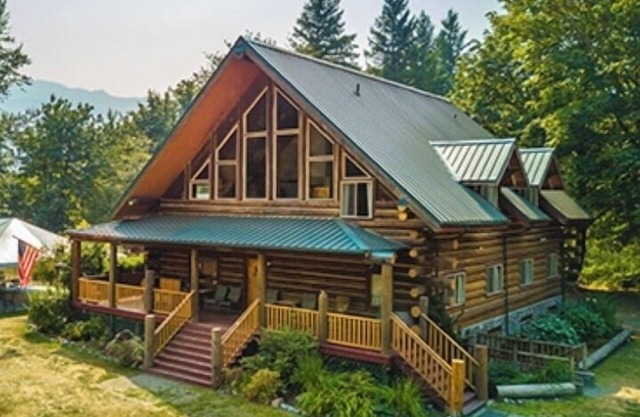Handsome 10-bedroom, 10-ensuite bathroom Private Mountain Lodge sleeps 28+