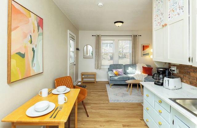 Happy Happy Guest House 1bd/1ba in Quiet yet Popular Neighborhood