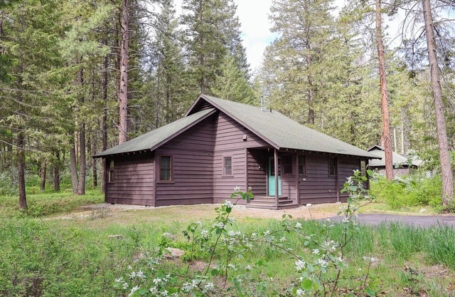 Happy Pines 2BR Cabin w/King & Twin Beds