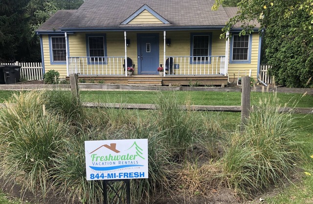 Harbor Haven: Crisp Air, Cozy Fireplace, & Lake Views Nearby