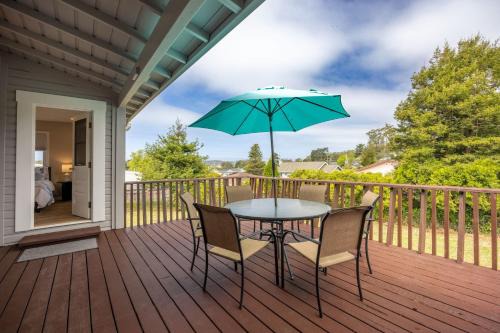 Harborlight House Coastal Comfort with Filtered Ocean Views walk to Harbor