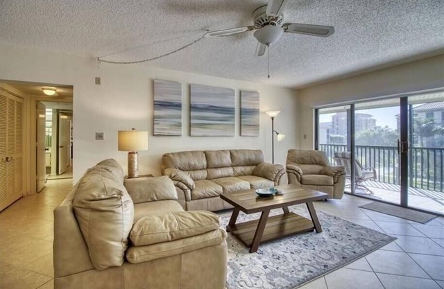 Harbour Boat Club Unit 201 is a condo community centrally located in the South End of Marco Island.