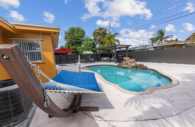 Hard Rock Tropical Vacation Near beaches and airport. All Ages Welcome Sleeps 10