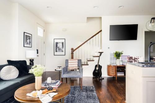 Hart Suite Buyout 3 by AvantStay Two Town House Buyout w Modern Amenities in Nashville