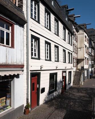 Haus am Fluss-Monschau