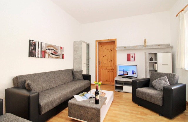 Haus Birkentraum WE 4: spacious 2 ½-room apartment with terrace close to the beach