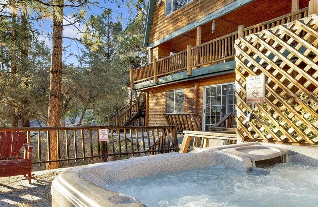 Haven Hideaway- Cozy Log Cabin- Hot Tub- Games