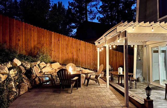 Hawk Hill Cabin - close to slopes! Pet friendly- fenced yard