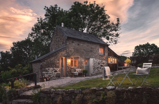 HAWTHORN COTTAGE AT COLLIHOLE, romantic, with open fire in Chagford