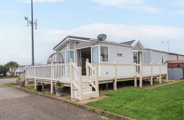 HAZEL PARK LODGE HP4, pet friendly, character holiday cottage in Rhyl